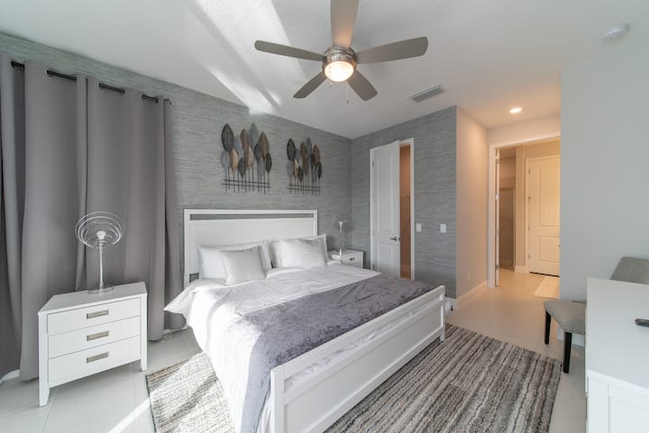 חדר שינה ראשי בקומה הראשונה בסוויטה עם ג'קוזי.