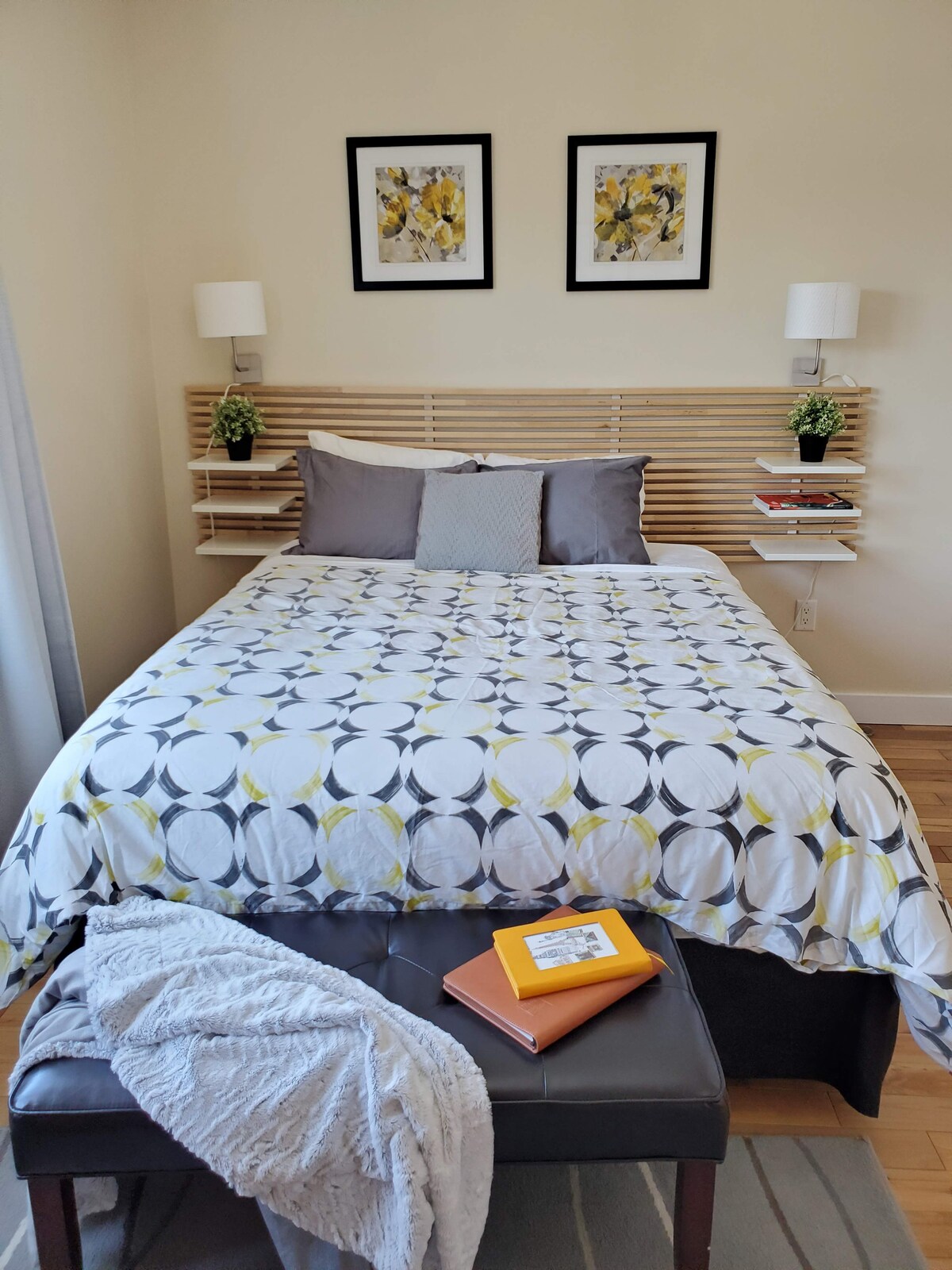 Chumba kikuu cha kulala chenye kitanda aina ya queen.