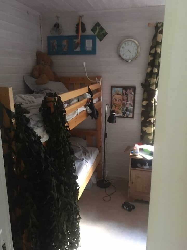 Საძინებელი ორსართულიანი საწოლით