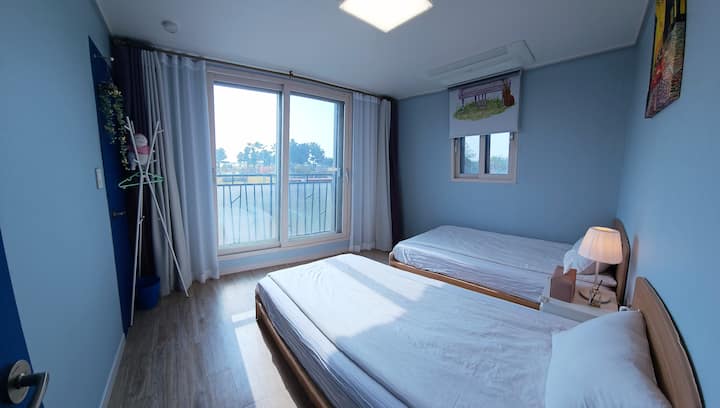 Spálňa 1 na 2. poschodí (2 super jednolôžka)