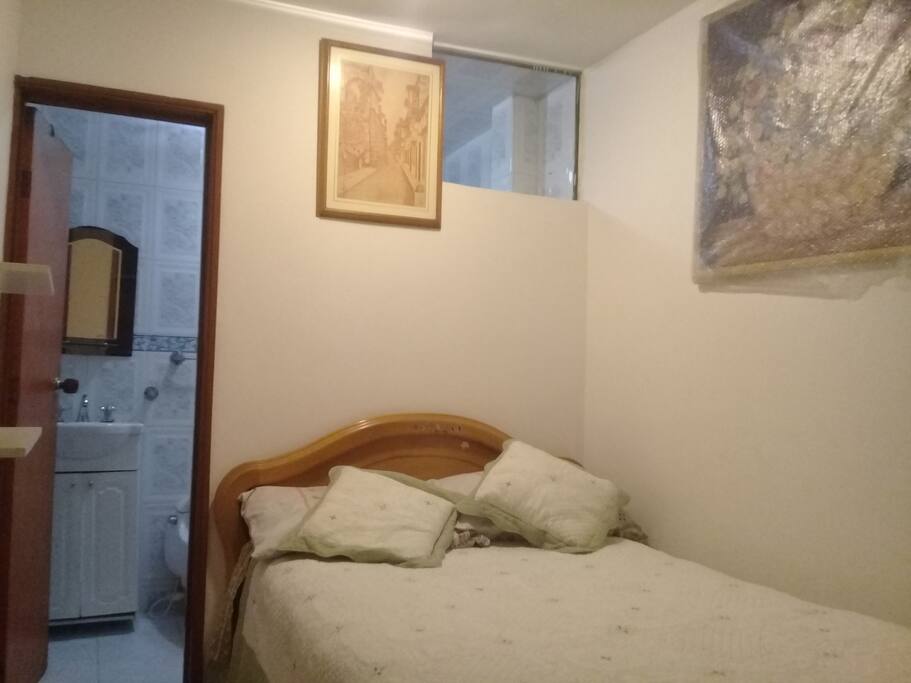 Cuenta con una cama semi-doble y una pequeña decoracion de 2 cuadros los cuales si desean podemos remober para tu propia decoracion.
