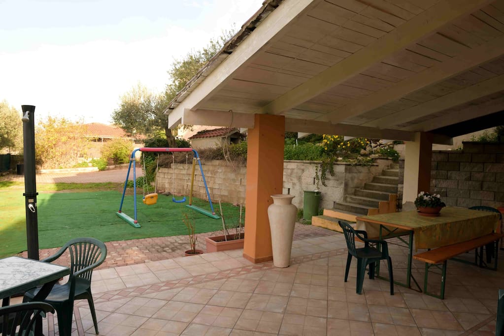 Veranda con visuale verso giardino e parcheggio.
