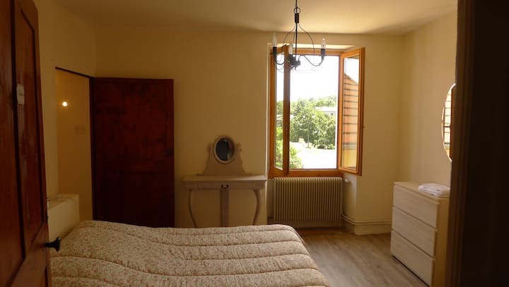 1.  poschodie spálňa  č.2 : 12m2 ; veľkosť postele 140 cm 