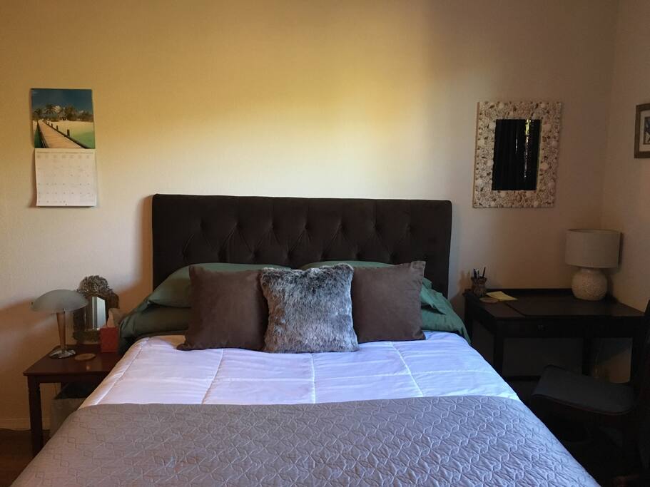 Comfortable queen bed, linens, dresser, closet, computer desk and more! Current decor.