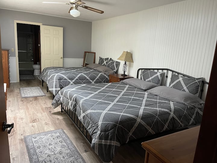 Მთავარი საძინებელი სრული სააბაზანოთი