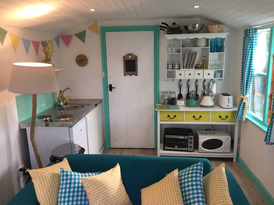 Well equipped kitchen with dining table