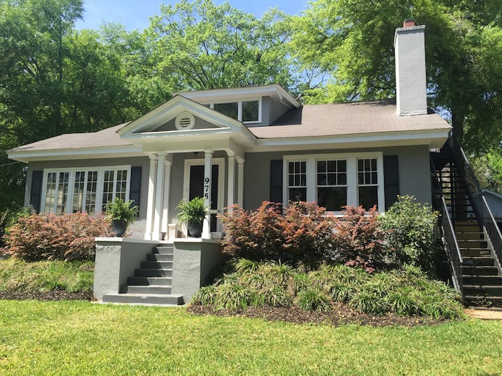 Upstairs apartment in Historic Summerville Home