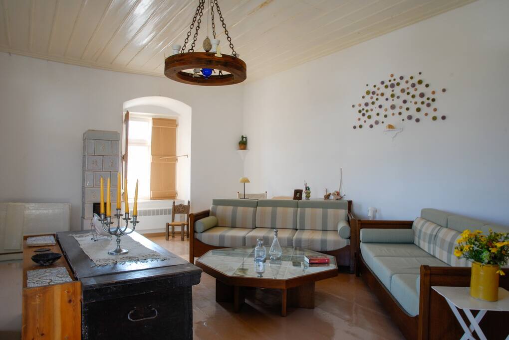 Upper level: the living room - east window