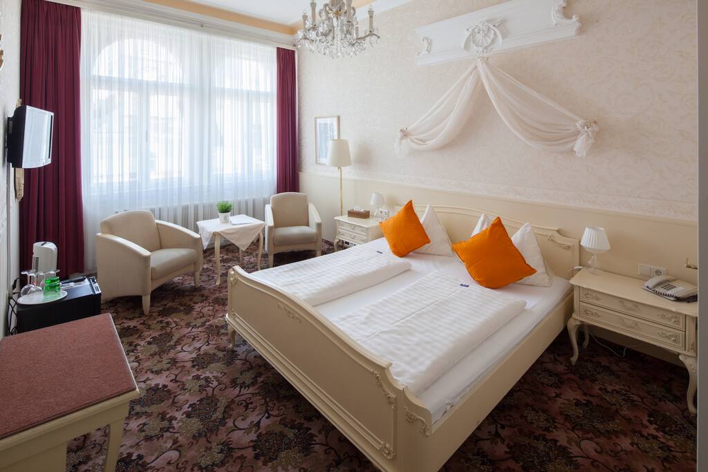 Doppelzimmer standard mit Blick auf die Kärntnerstrasse