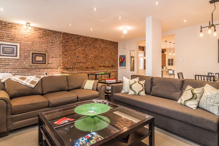 Chic home in heart of Plateau with rooftop deck gallery image 3