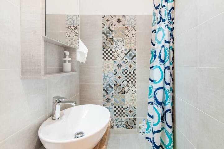 Cheerful Art-Filled Apartment with a Parthenon View gallery image 5