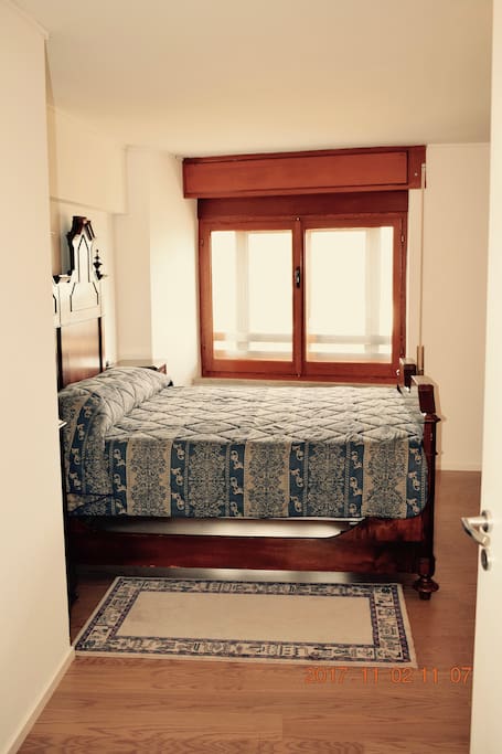 Camera con letto matrimoniale + letto per bambino.