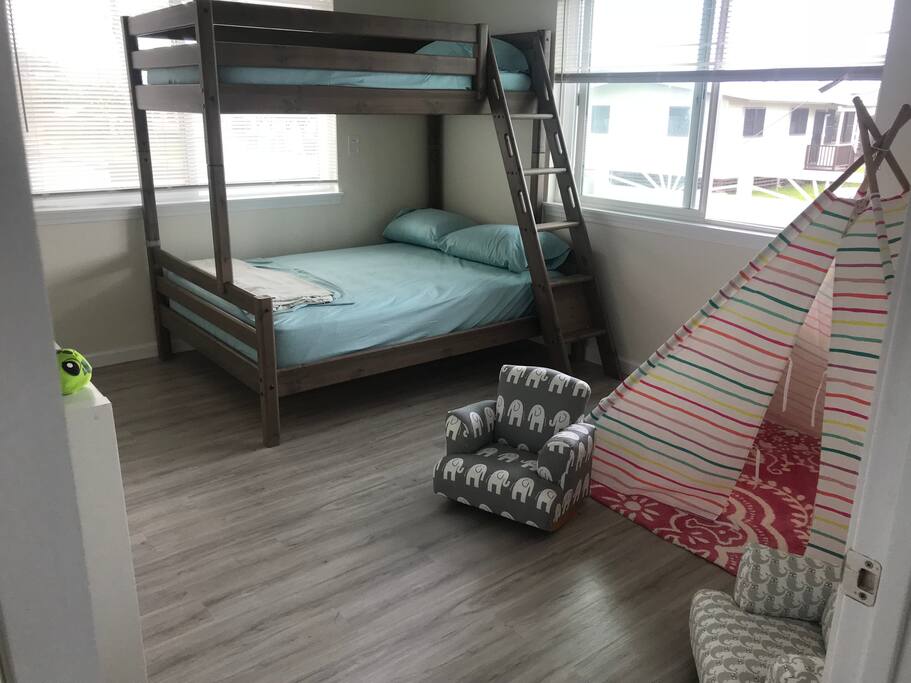 Bedroom 4 with bunkbed & teepee, smart tv, cable, and a crib!