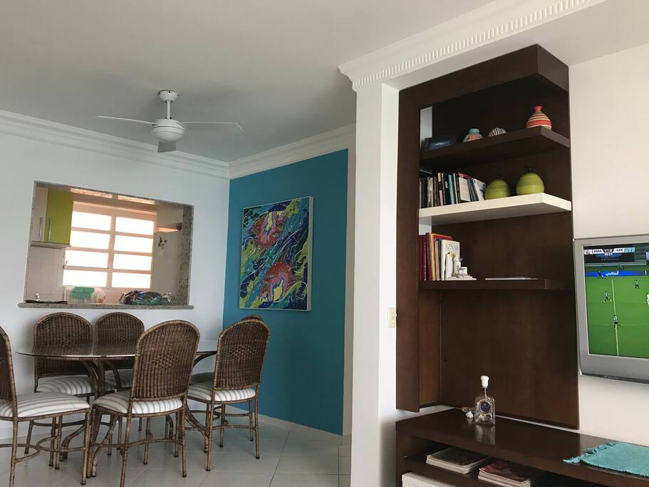 Vista da sala para sala de jantar e cozinha americana