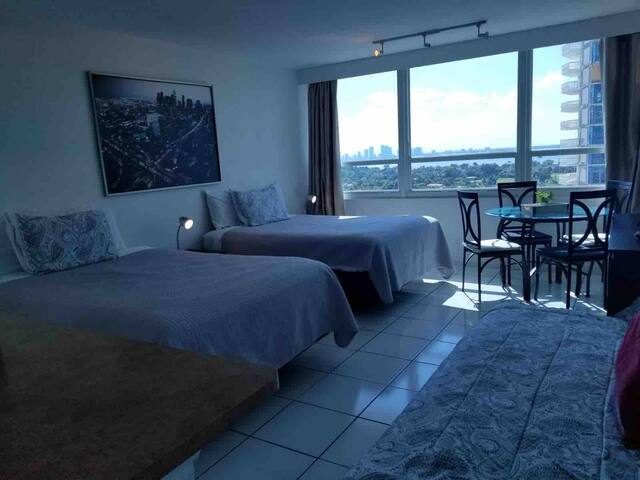 Studio unit next to the beach, free valet parking