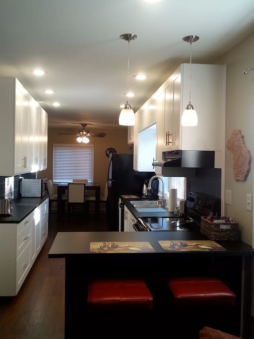 Kitchen & Breakfast Bar
