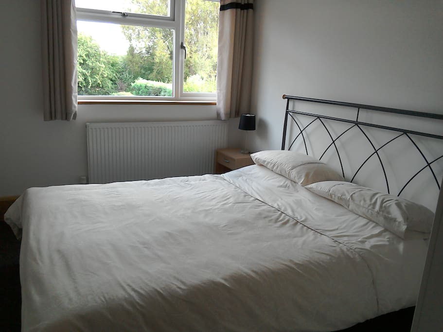 Rear bedroom kingsize bed and wardrobe