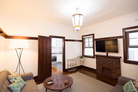 Popular Airbnb listing: 'Aotea' - Inner City Art Deco Oasis in New Farm