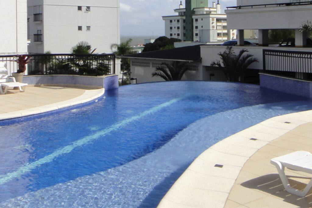Piscina com borda infinita.