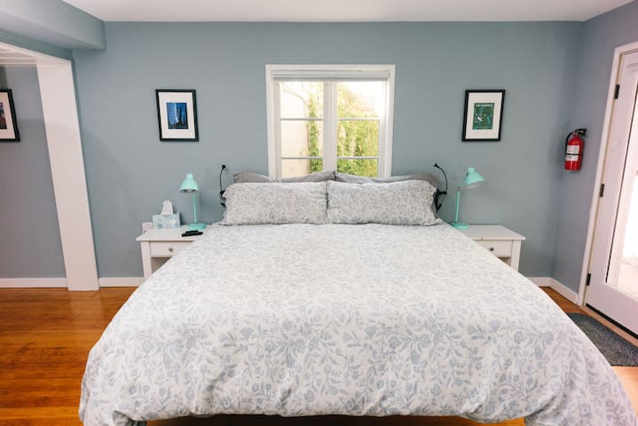 Modern Retro Private Studio