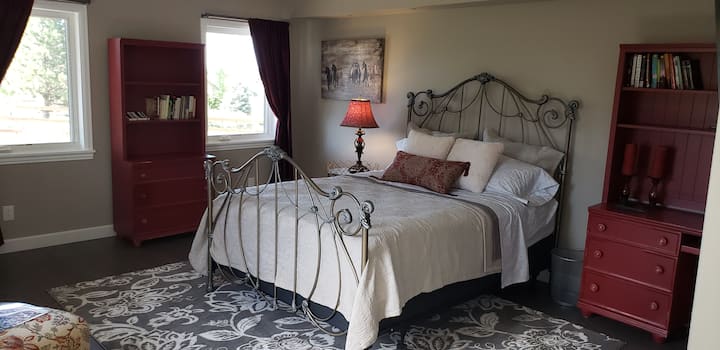 Სტაბილური, პირადი ტელევიზორი, უშუქო ფარდები, პირადი 3 ცალი აბაზანა.