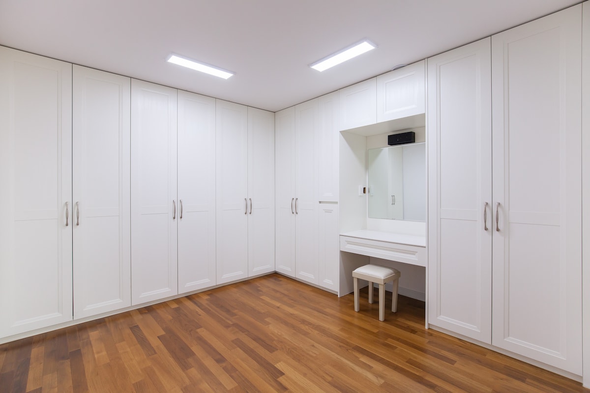 这是一间小房间，客厅上有2间浴室房间。