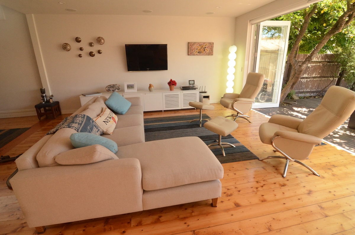 Popular Airbnb listing: House with a Pool, outdoor dining near City &Beach in Port Melbourne