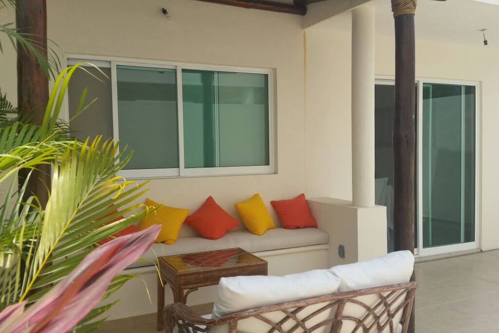 Sala exterior acogedora perfecta para reuniones y descanso.