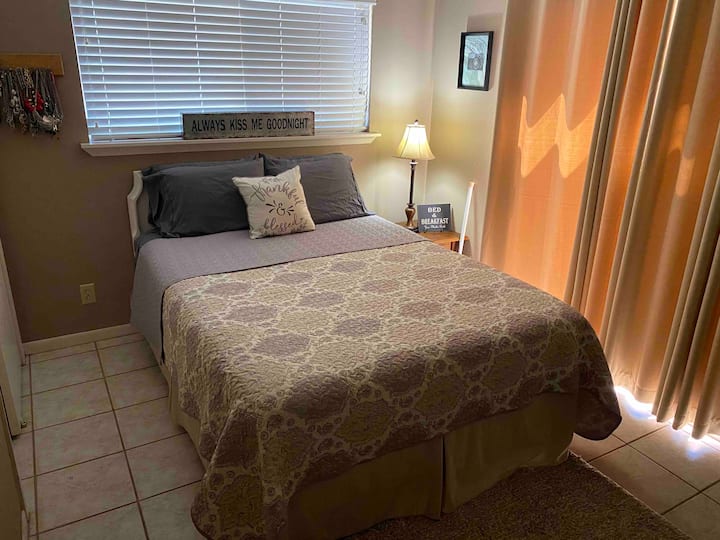 Მთავარი საძინებელი საკუთარი სააბაზანოთი. Გასრიალებული კარი ტერასაზე ცალკე დასაჯდომი სივრცით