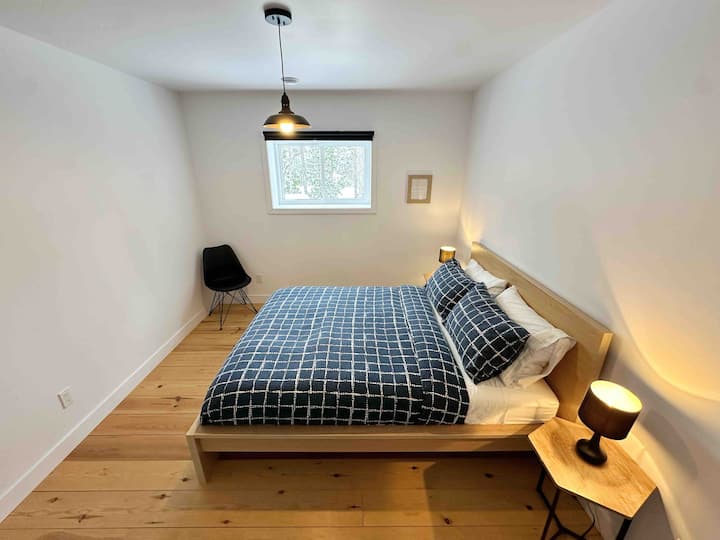 Спална соба во подрум, брачен кревет (широк 150-179 см), поглед кон езеро

Спална соба во подрум, брачен кревет (широк 150-179 см), поглед кон езеро