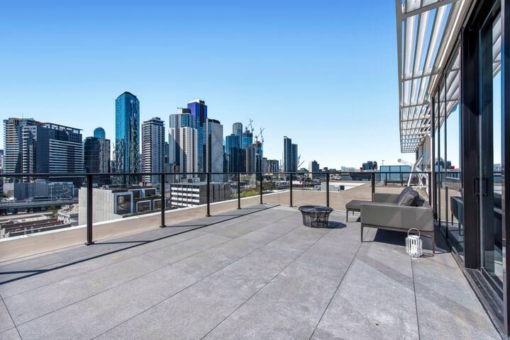 Spectacular Penthouse with City and Bay Views 901 gallery image 2