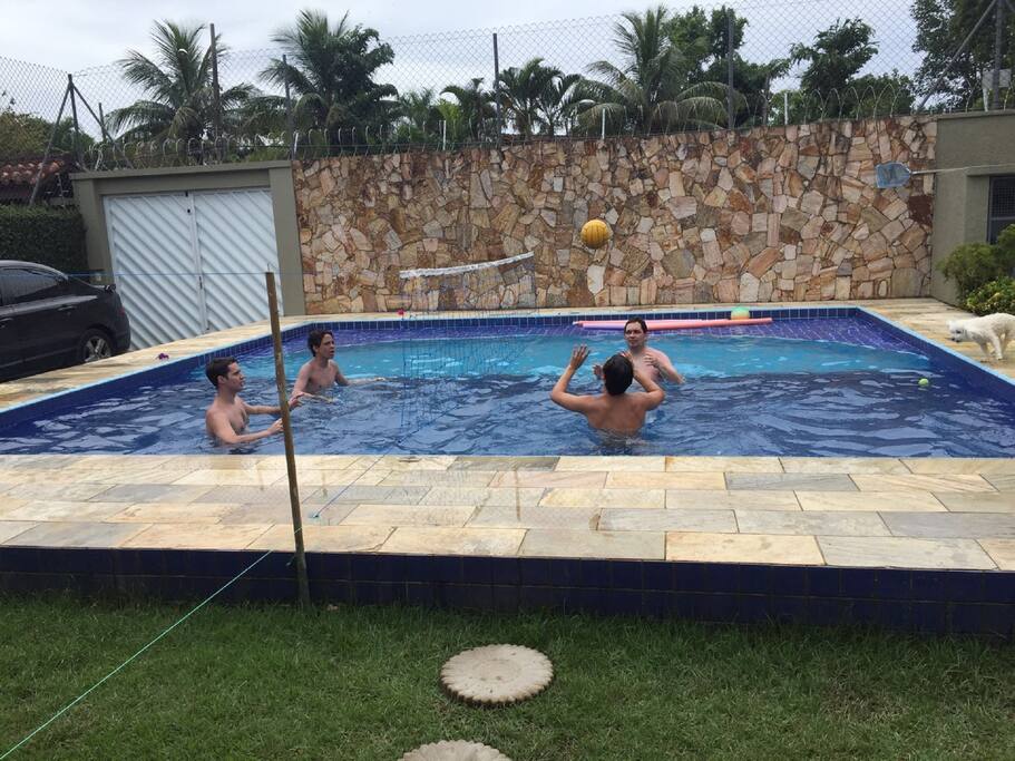 Piscina (com rede de biribol portátil)