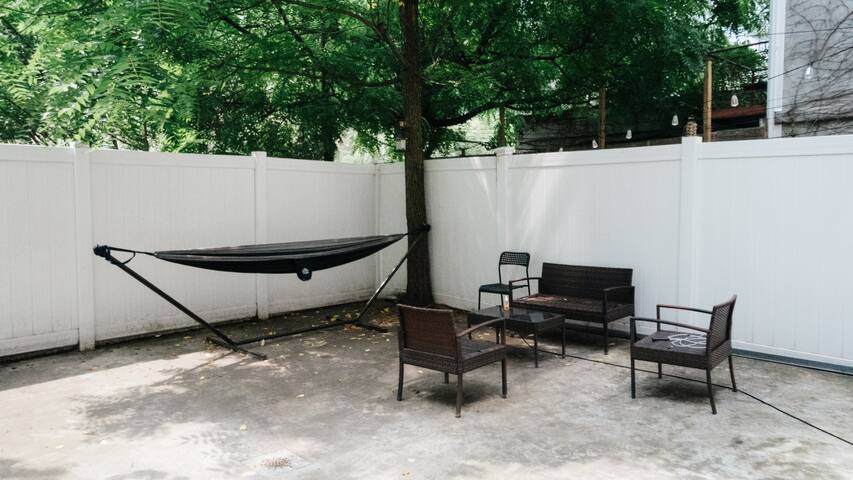 Fabulous 4 Bdrm Duplex with a Backyard gallery image 4