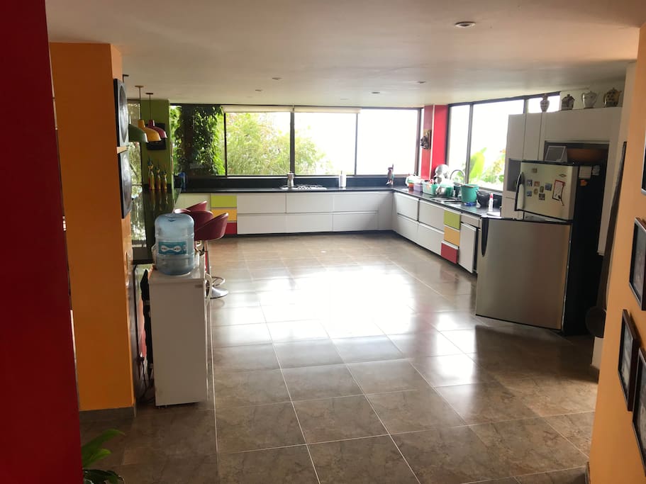Cocina súper amplia, con menaje para mas de 30 personas.