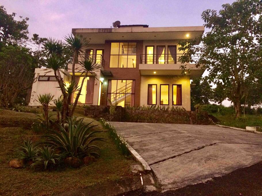 View depan rumah di waktu senja