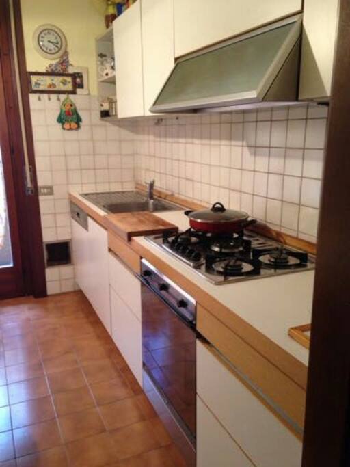 Cucina completamente attrezzata
