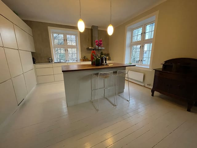 Beautiful 5 room apartment in residential area gallery image 3