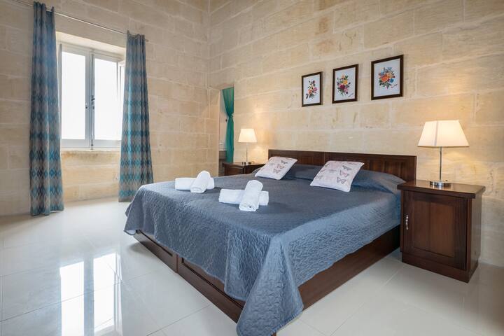 поглед на улица во спална соба