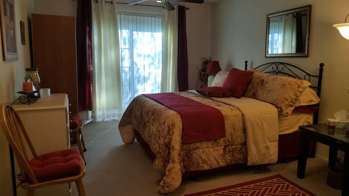 第二间卧室配备一张标准双人床。  