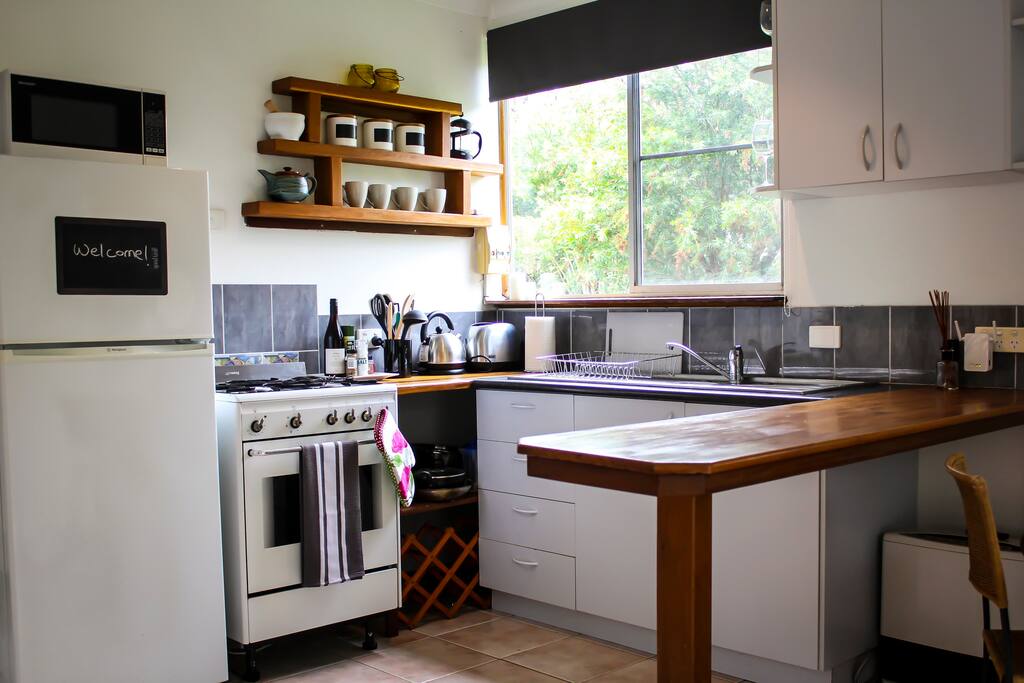 Fully equipped kitchen, with high quality appliances, designed for people who love to cook and dine.
