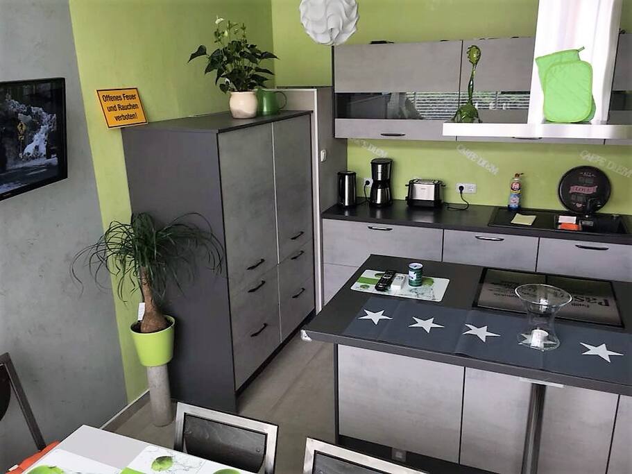 Hier können sie zusammen kochen und sie mit allen unterhalten