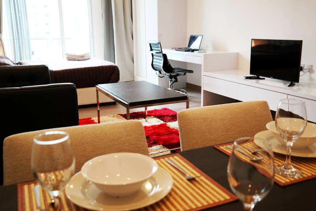 Fully-furnished. 1 Queen bed + 1 single Bed + 1 floor mattress. Complete kitchen + Bedding + Toiletries
