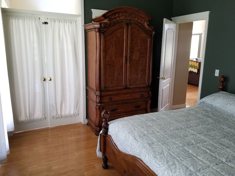 King bed, Armoir