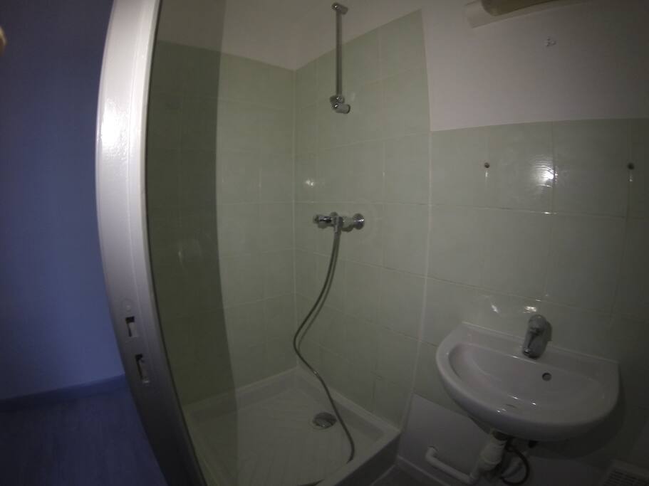 il y a un rideau de douche installé
