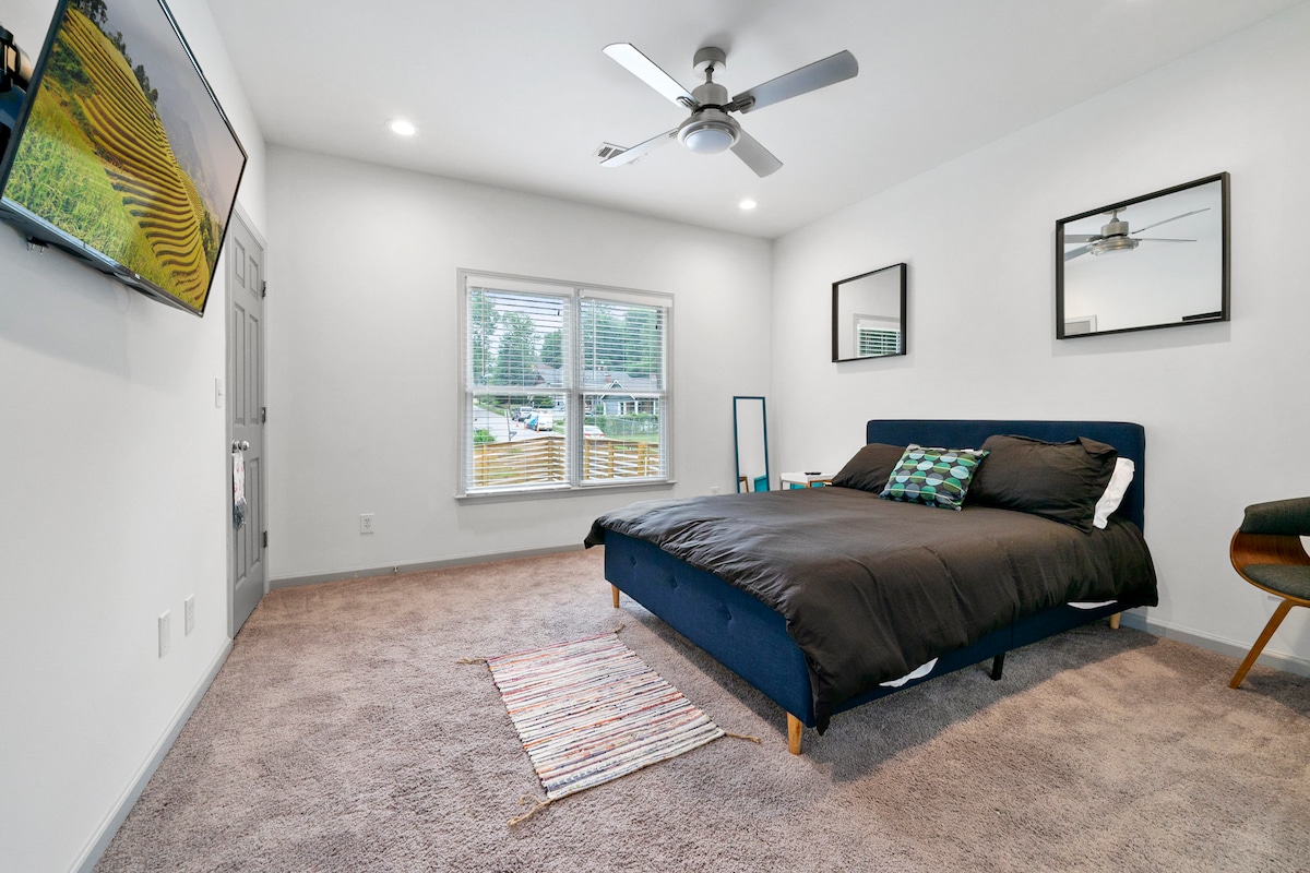 Главната спална соба има поглед кон задниот двор. 