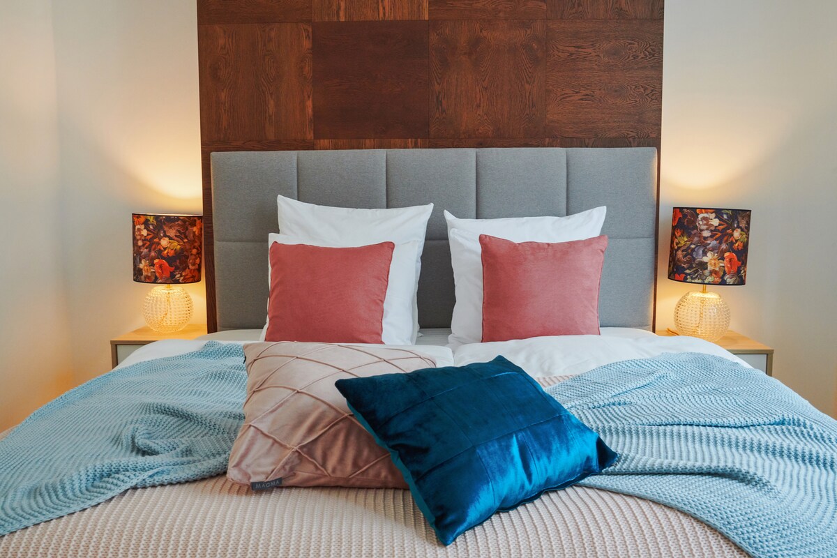 เตียงคิงไซส์พร้อมที่นอนคุณภาพสูงเพื่อการนอนหลับที่สะดวกสบายของคุณ