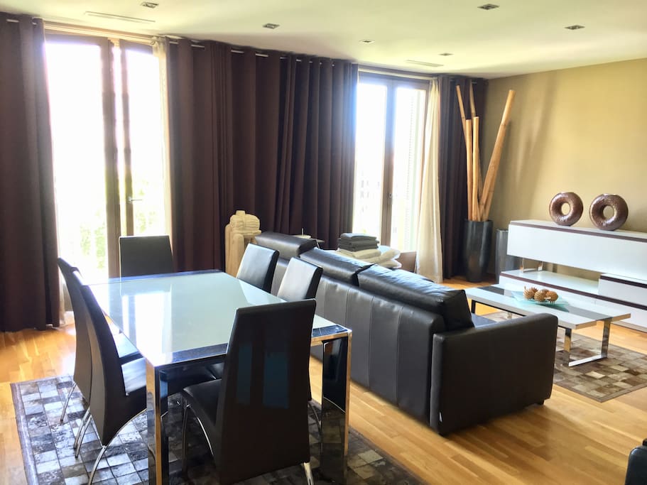 Living/dining room facing Paseo de Gracia