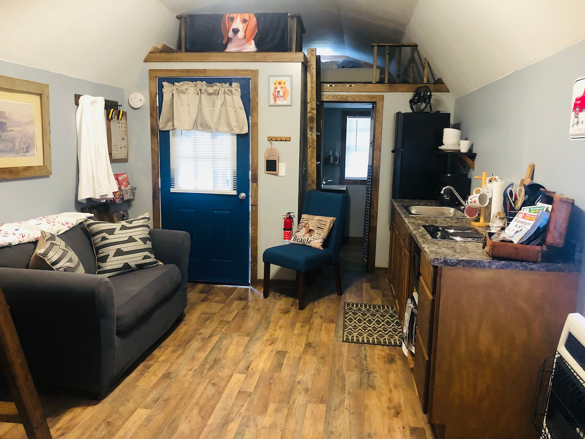 Le loft au-dessus de la salle de bains n'est pas utilisable et dispose d'une planche au-dessus de l'entrée. Veuillez ne pas l'utiliser. Il y en a un autre de l'autre côté de la cabane,