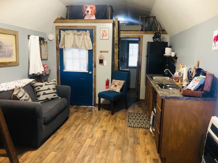 ห้องใต้หลังคาเหนือห้องน้ำไม่สามารถใช้งานได้และมีกระดานอยู่เหนือทางเข้า โปรดอย่าใช้ มีอีกฝั่งของเคบิน