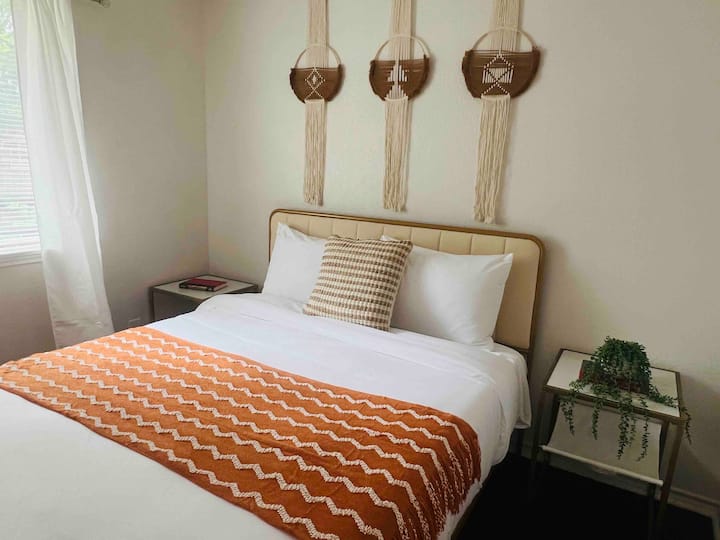 מיטת קווין בחדר השינה של האורחים